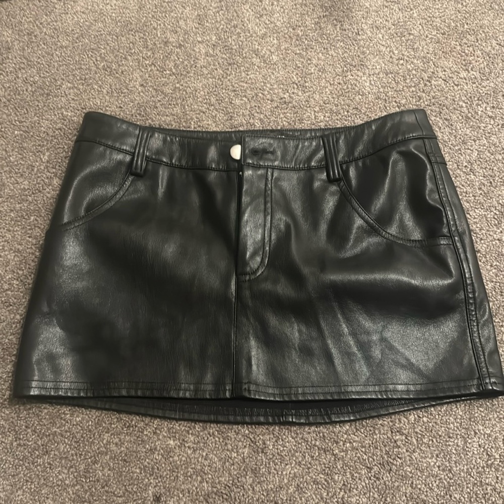 URBAN OUTFITTERS BLACK MINI LEATHER SKIRT⭐️
